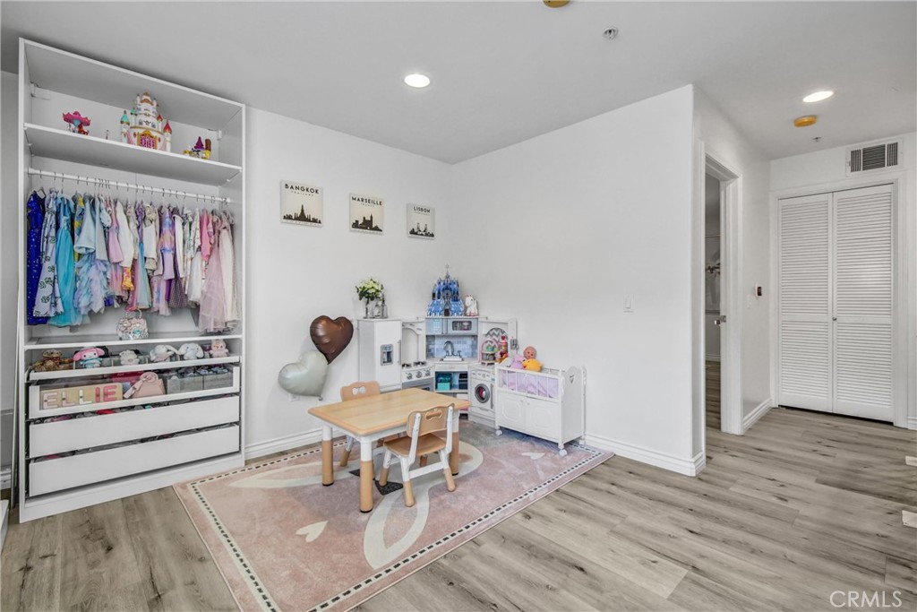 1133 S Hoover Street 314