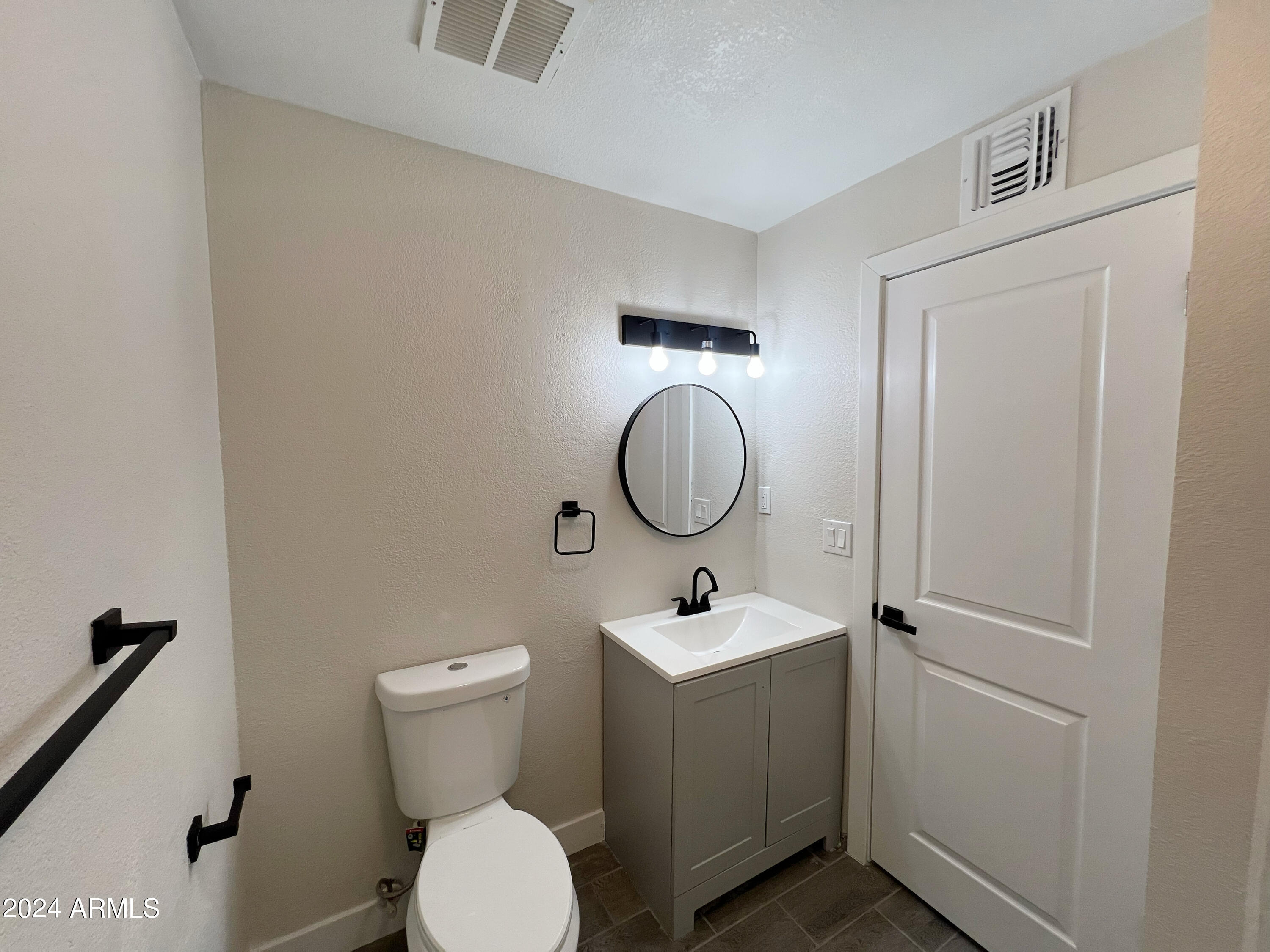 1332 W IRIS Place