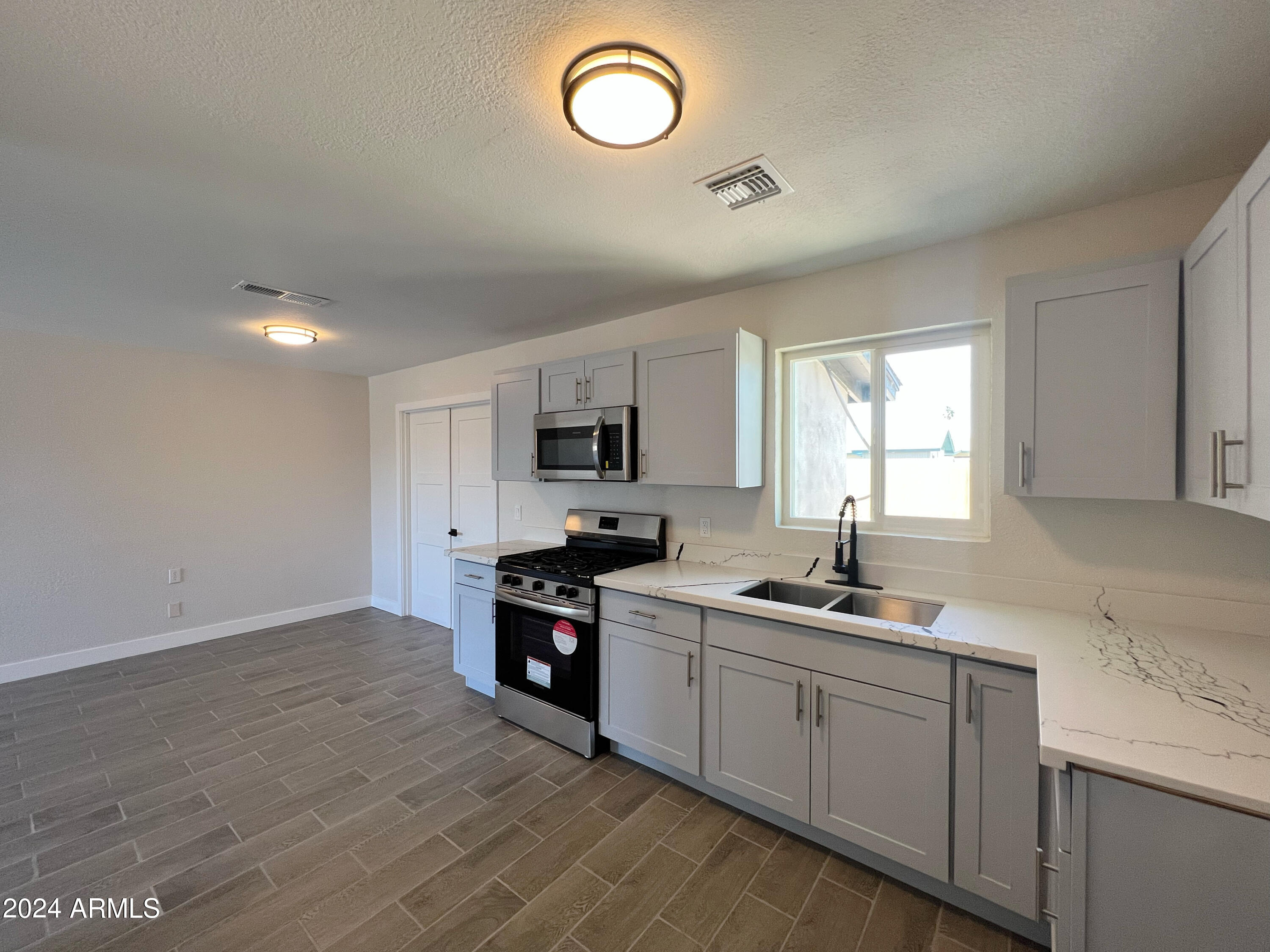 1332 W IRIS Place