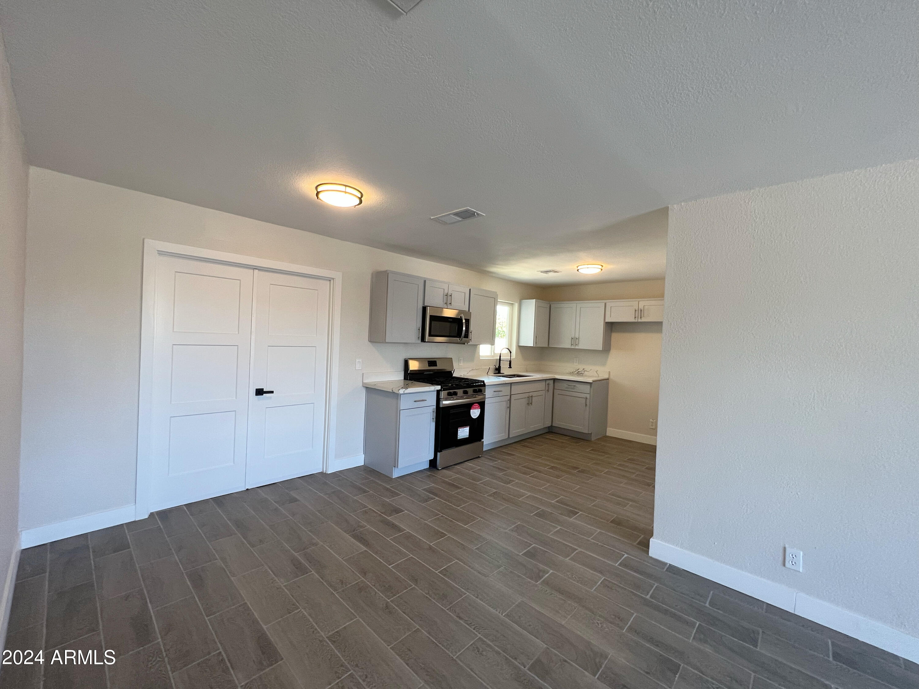 1332 W IRIS Place