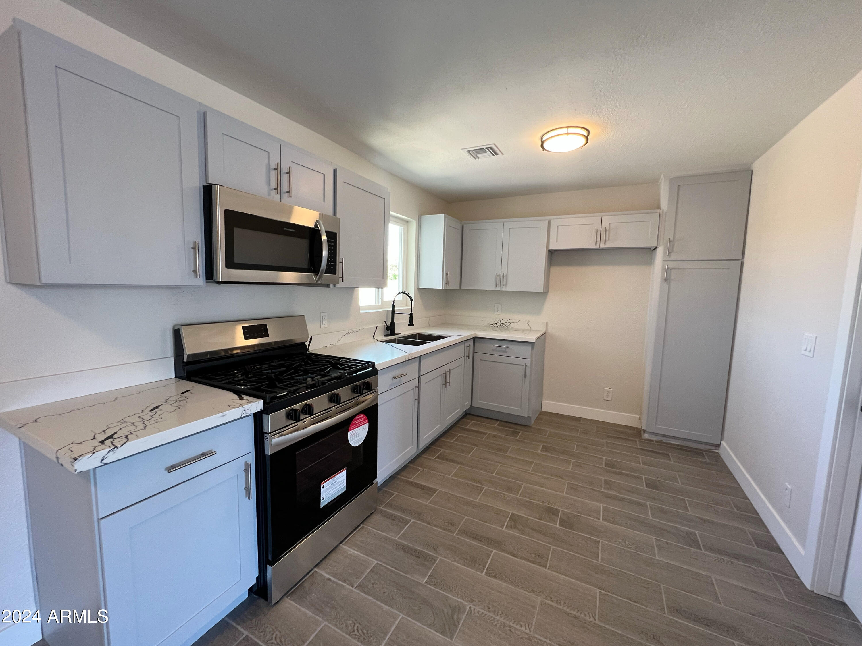 1332 W IRIS Place