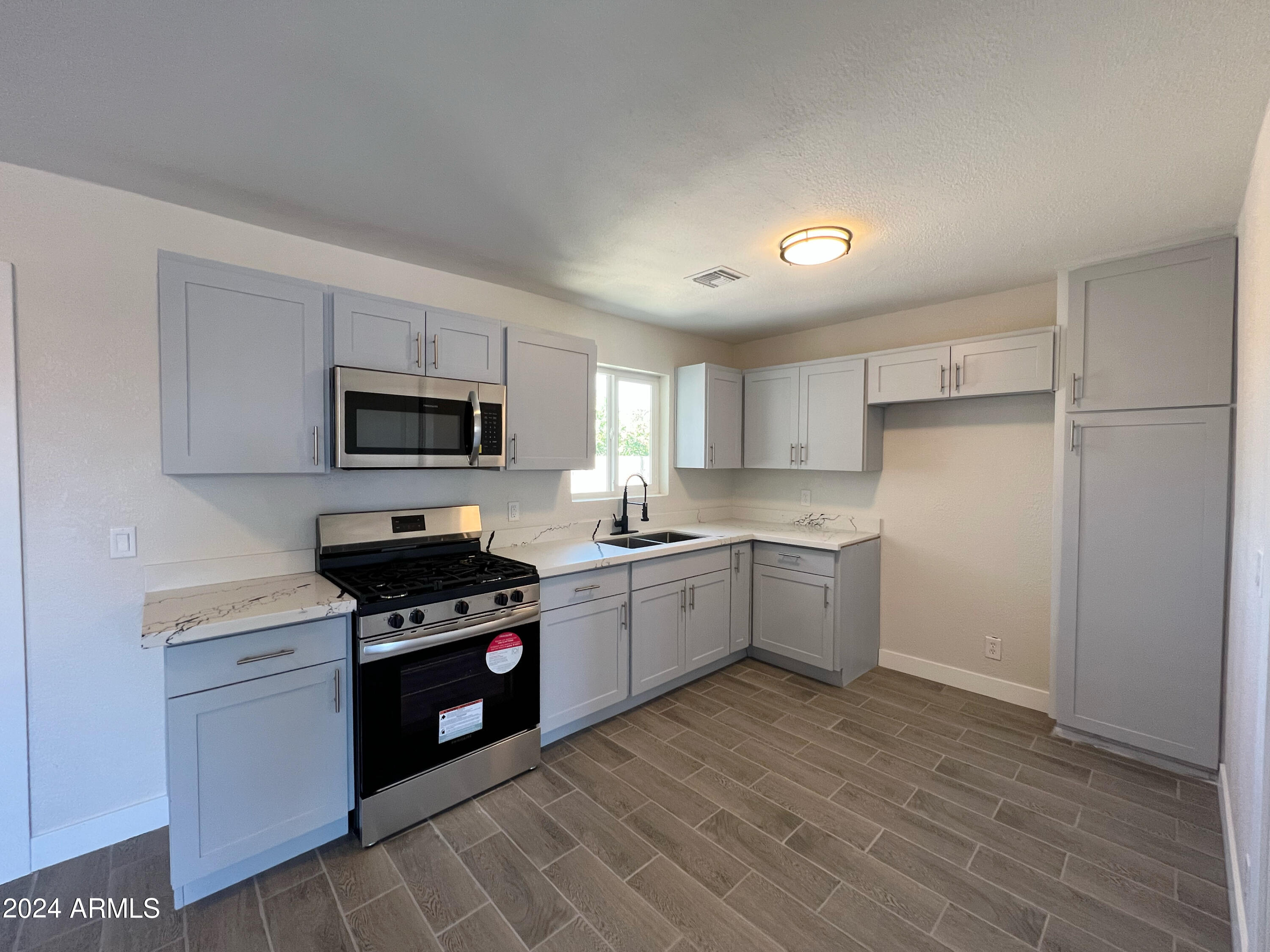 1332 W IRIS Place