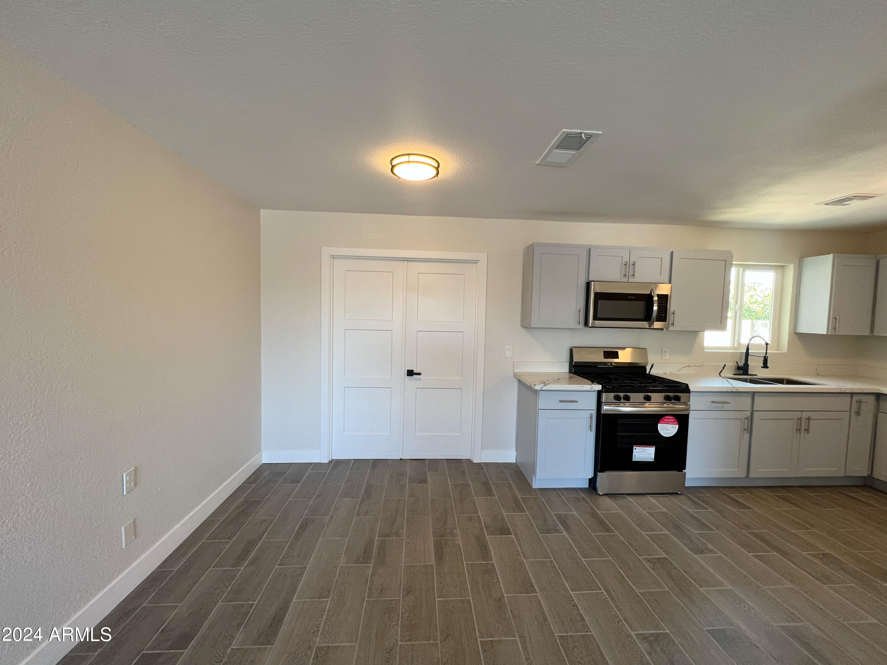 1332 W IRIS Place