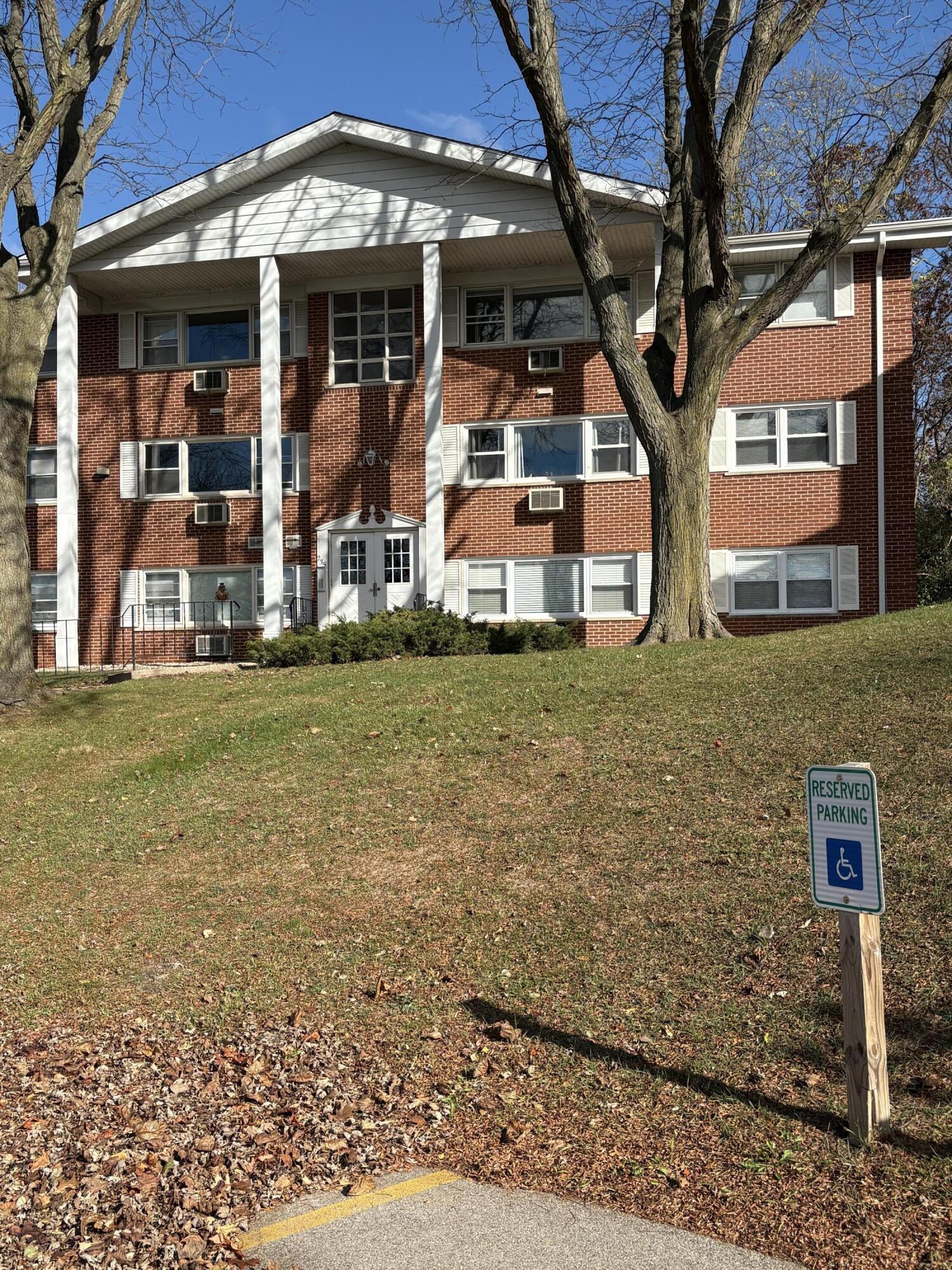 225 Country Club Dr 1-C