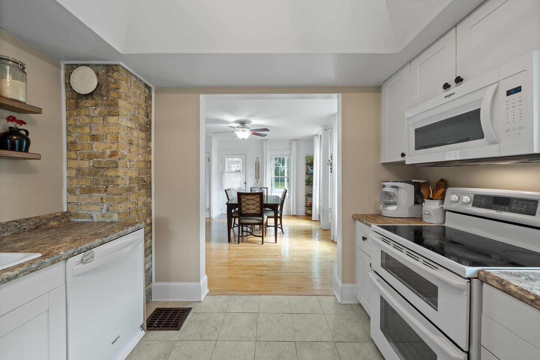 11 W Rockwell St