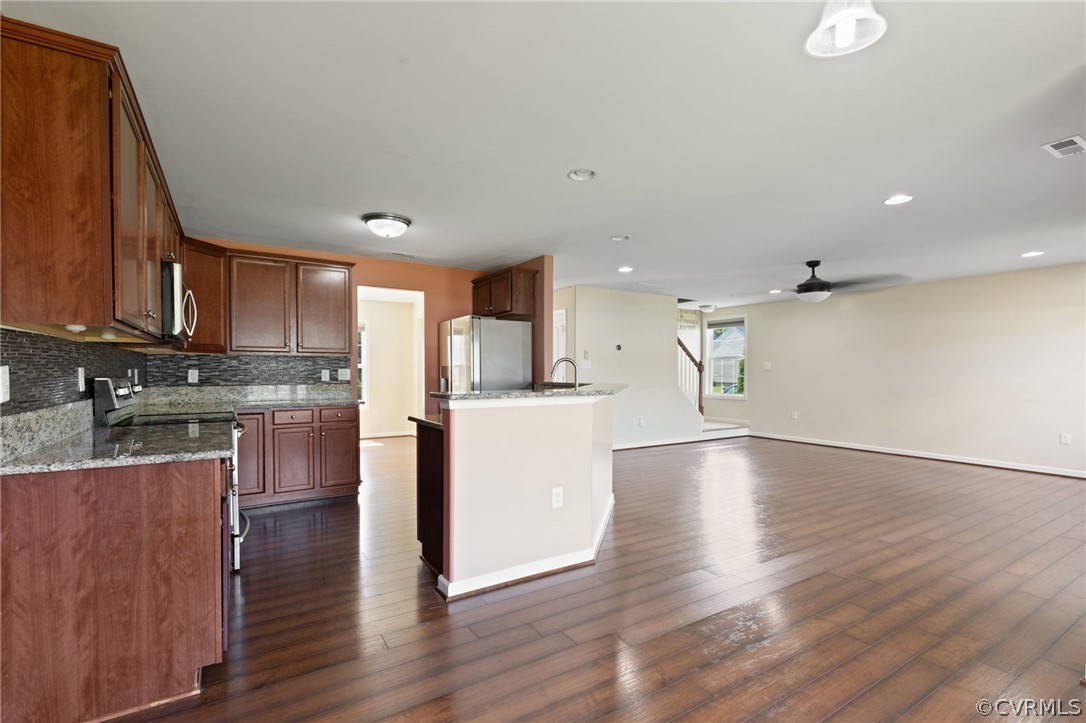 7016 Ravenscraig Cres