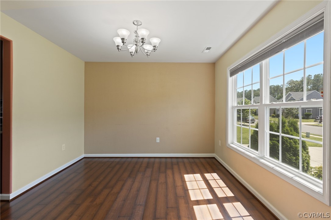 7016 Ravenscraig Cres