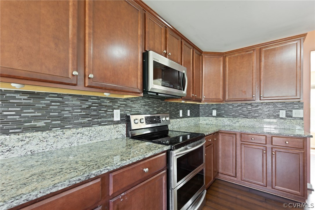 7016 Ravenscraig Cres