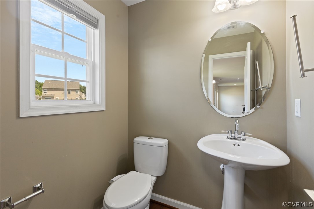 7016 Ravenscraig Cres