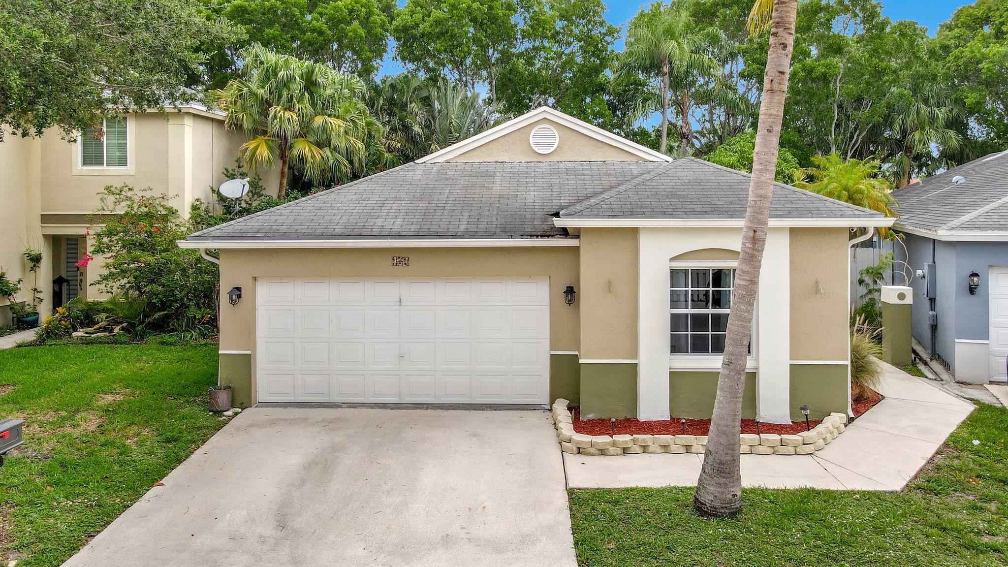 134 E Riverbend Dr