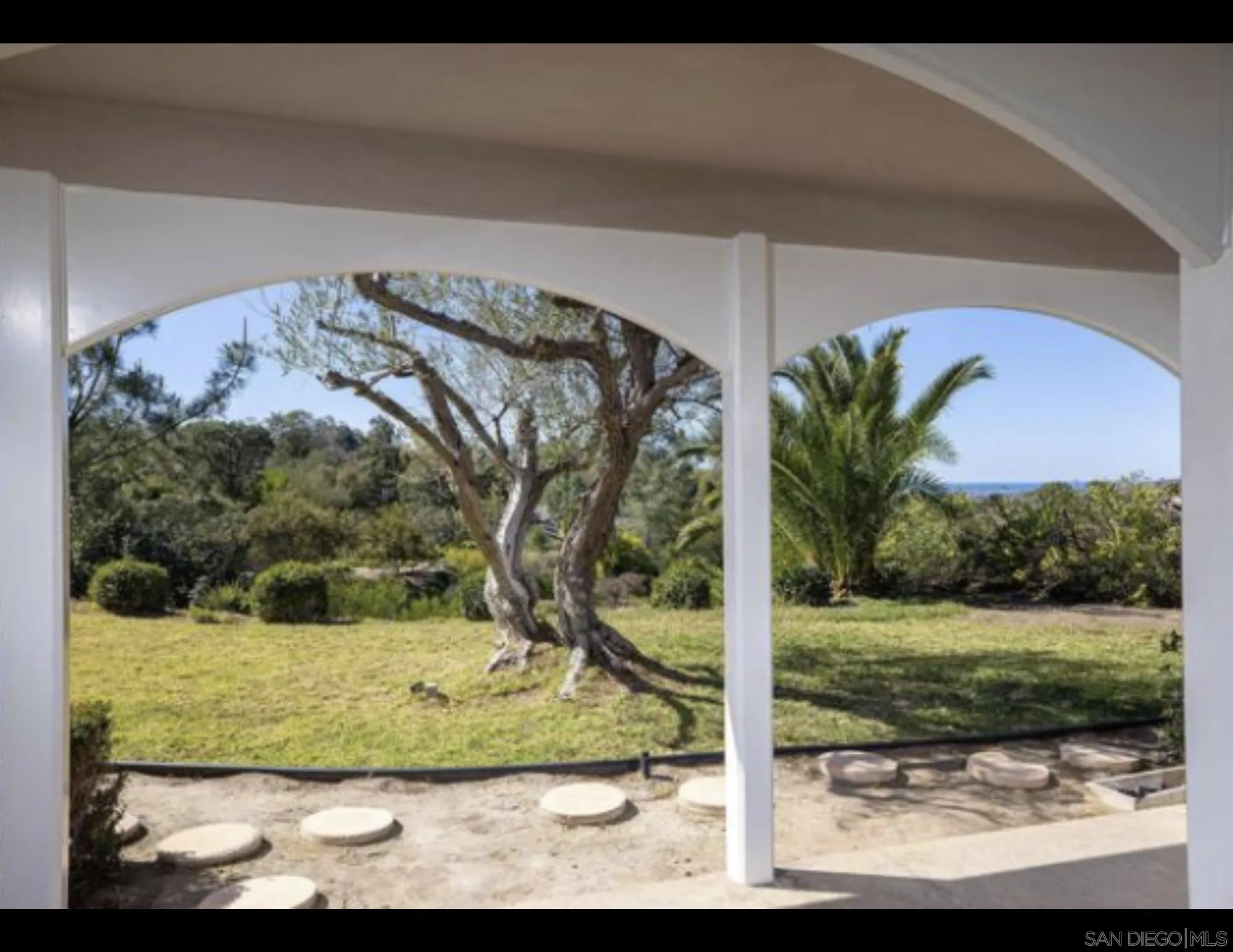 5561 Avenida Maravillas