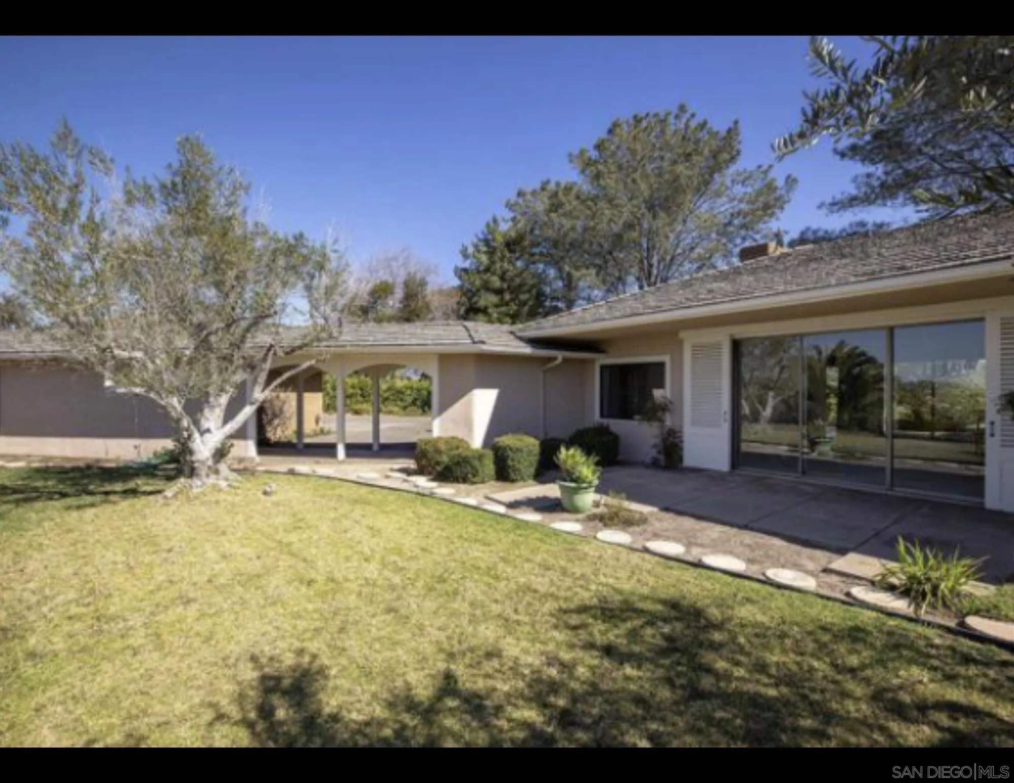5561 Avenida Maravillas