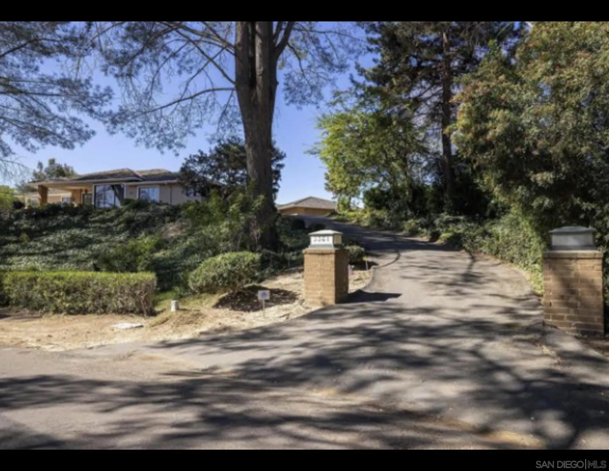 5561 Avenida Maravillas