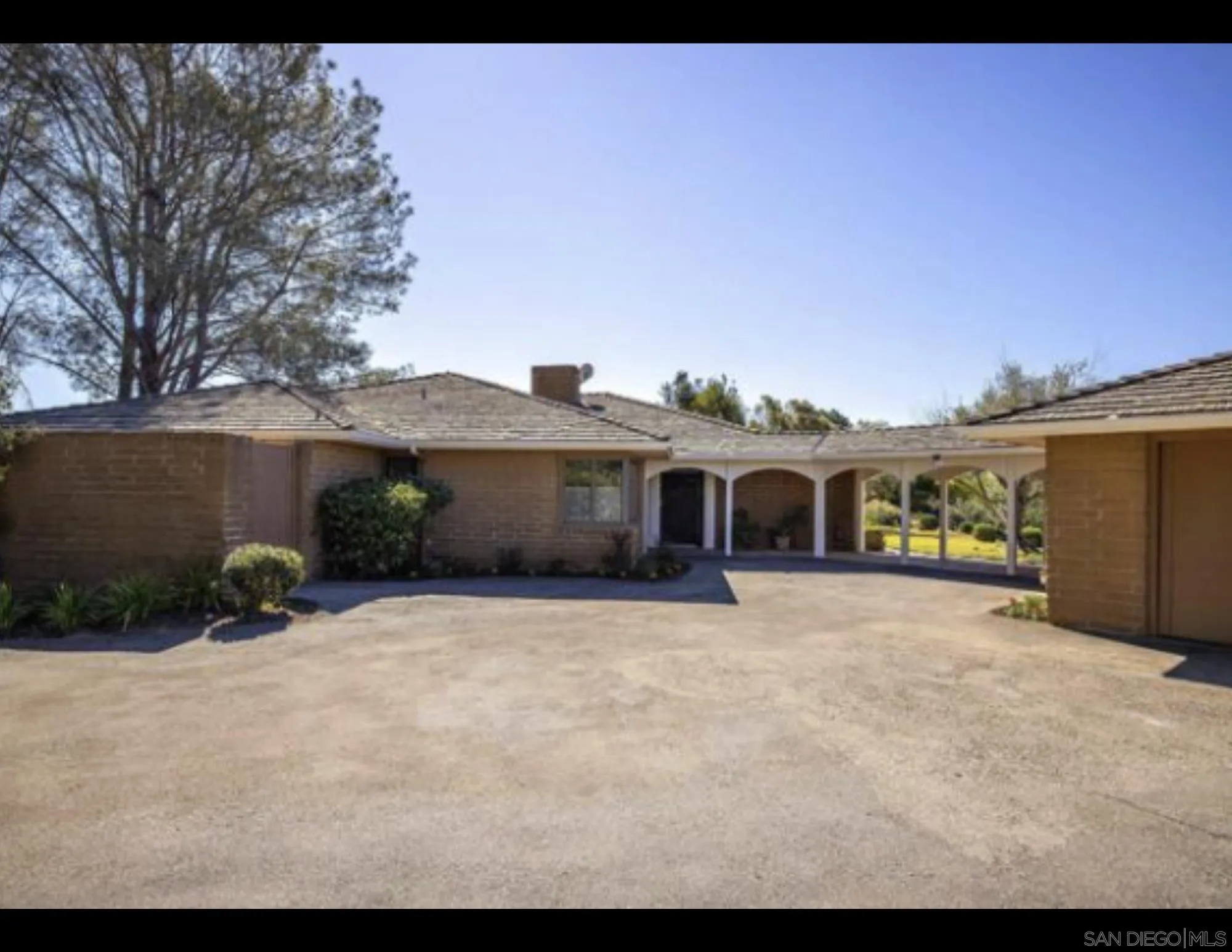5561 Avenida Maravillas
