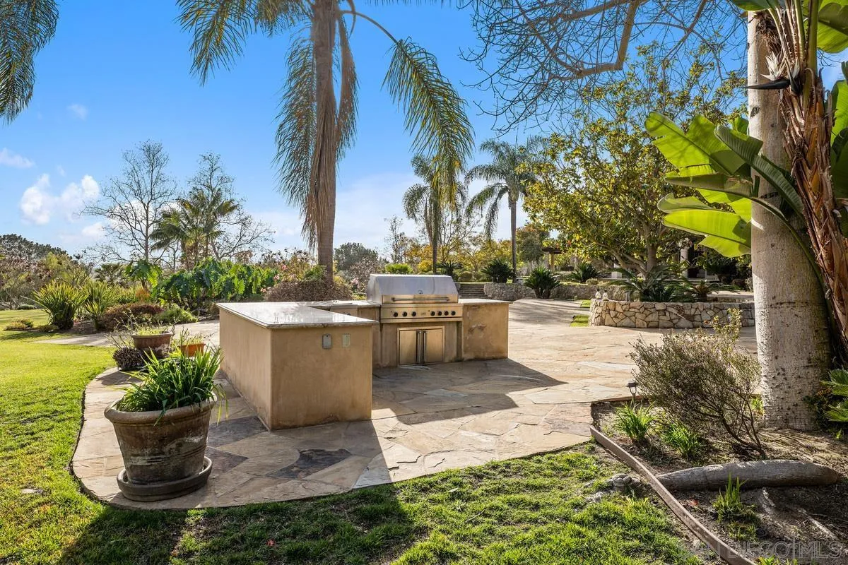 6372 Las Colinas
