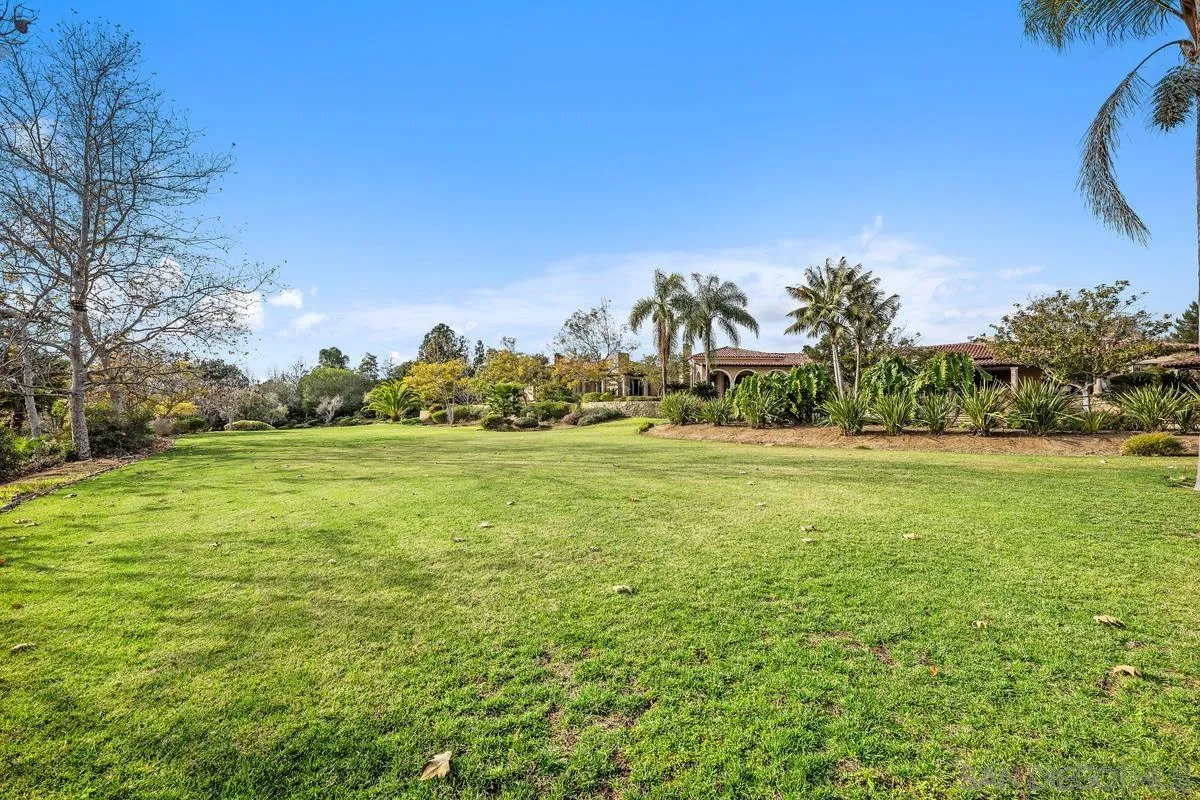 6372 Las Colinas