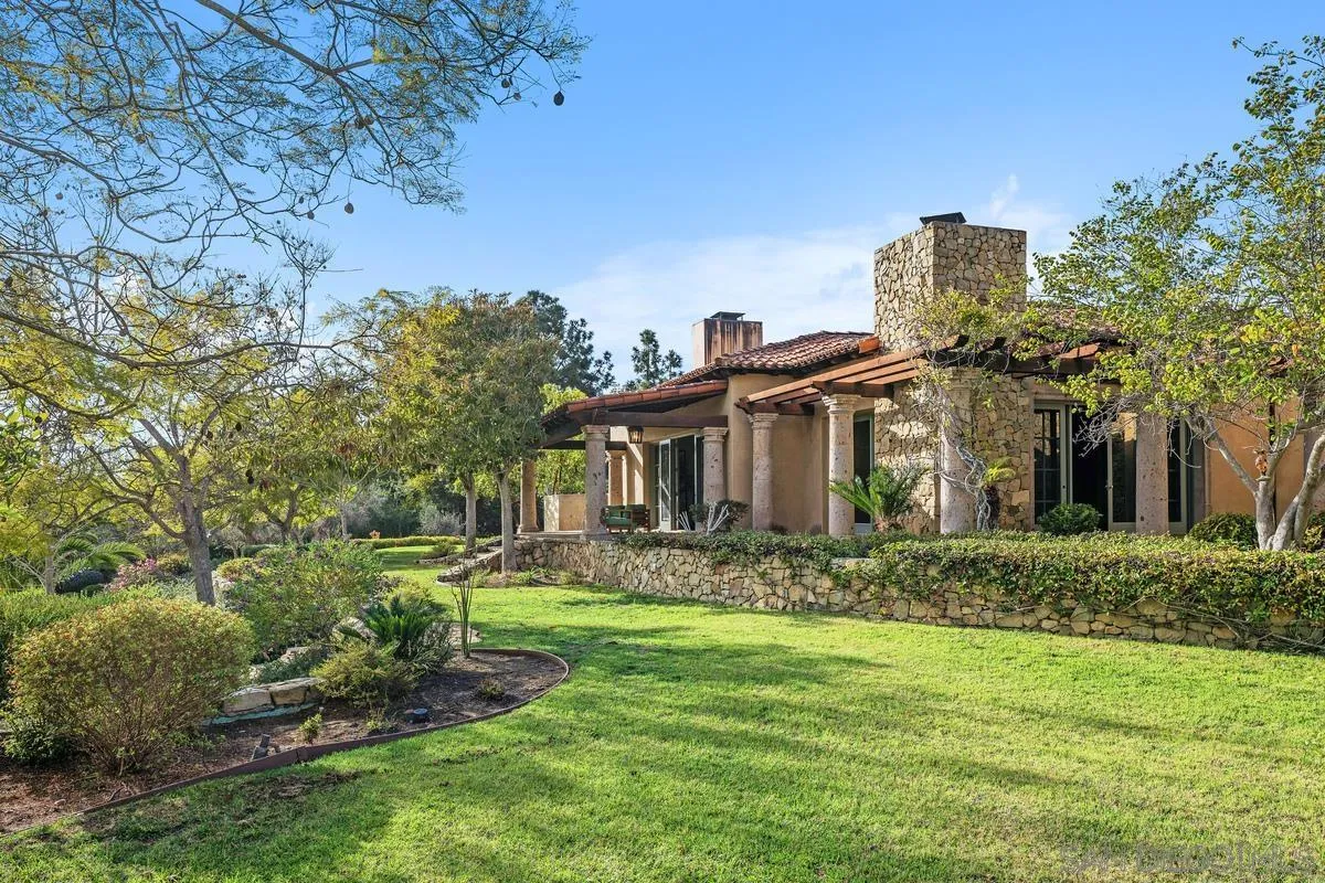 6372 Las Colinas
