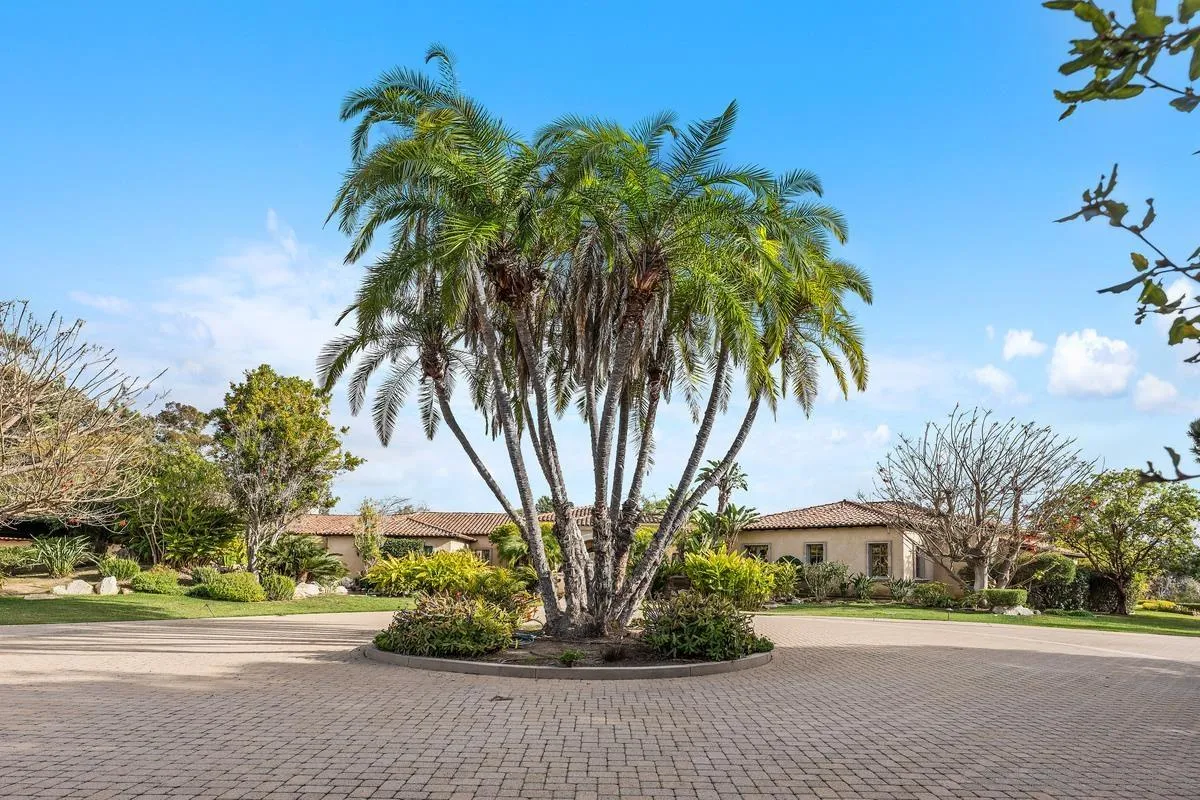 6372 Las Colinas