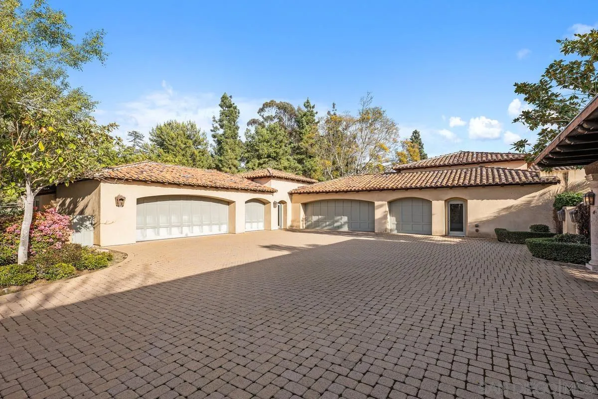 6372 Las Colinas