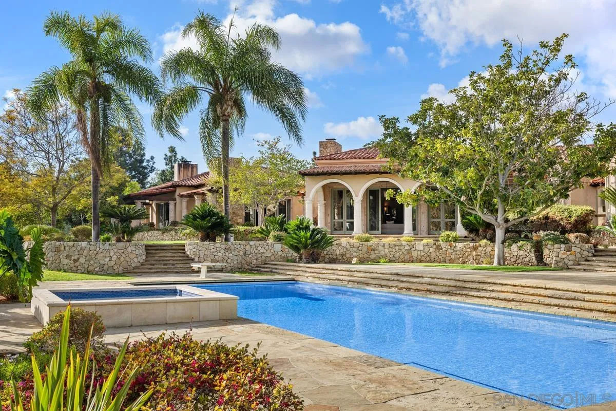 6372 Las Colinas