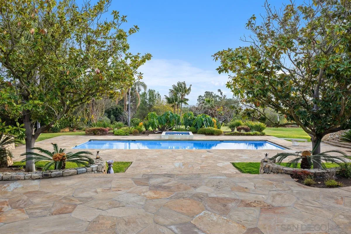 6372 Las Colinas