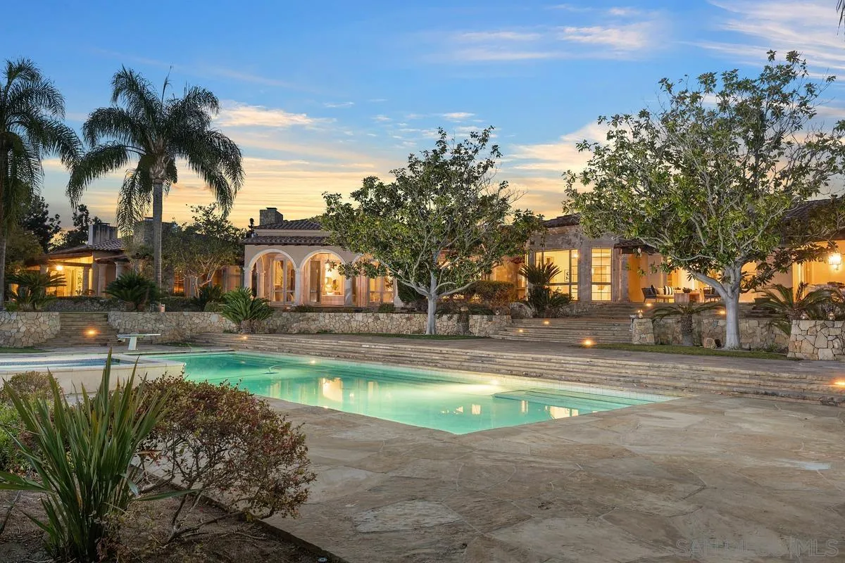 6372 Las Colinas