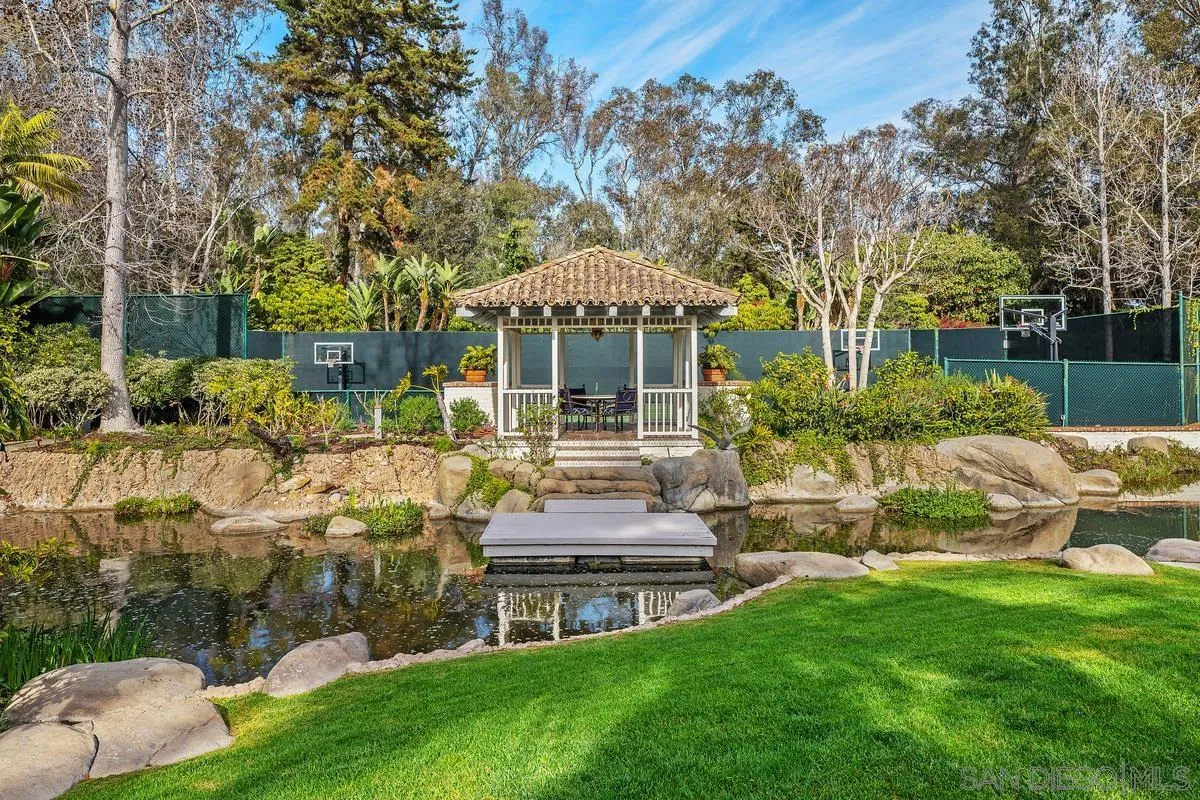 16337 Los Arboles