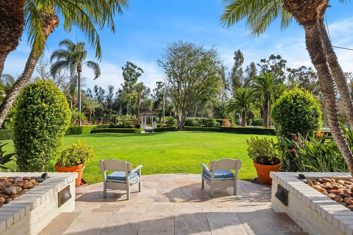 16337 Los Arboles