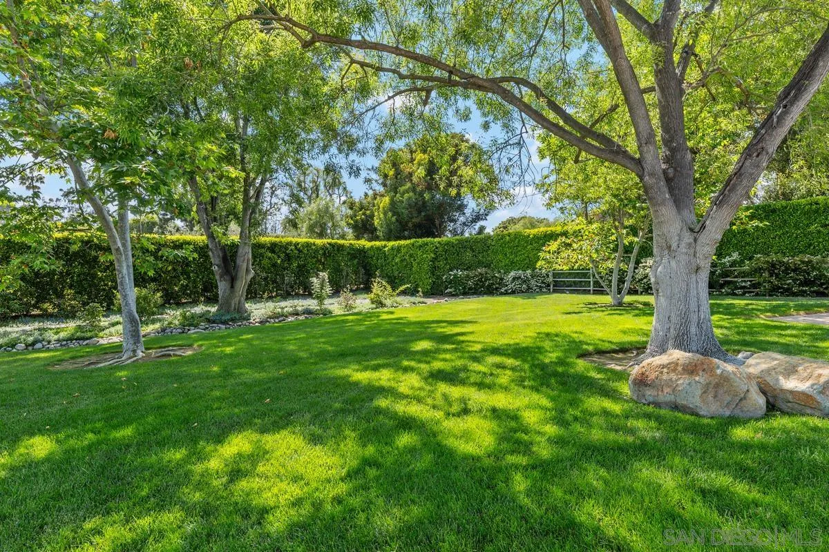 6351 Lago Lindo