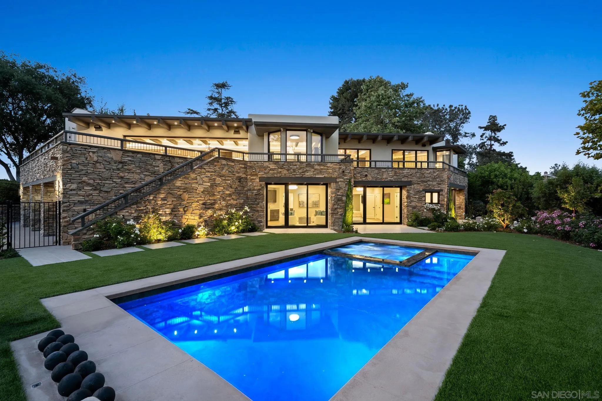 5465 Avenida Maravillas