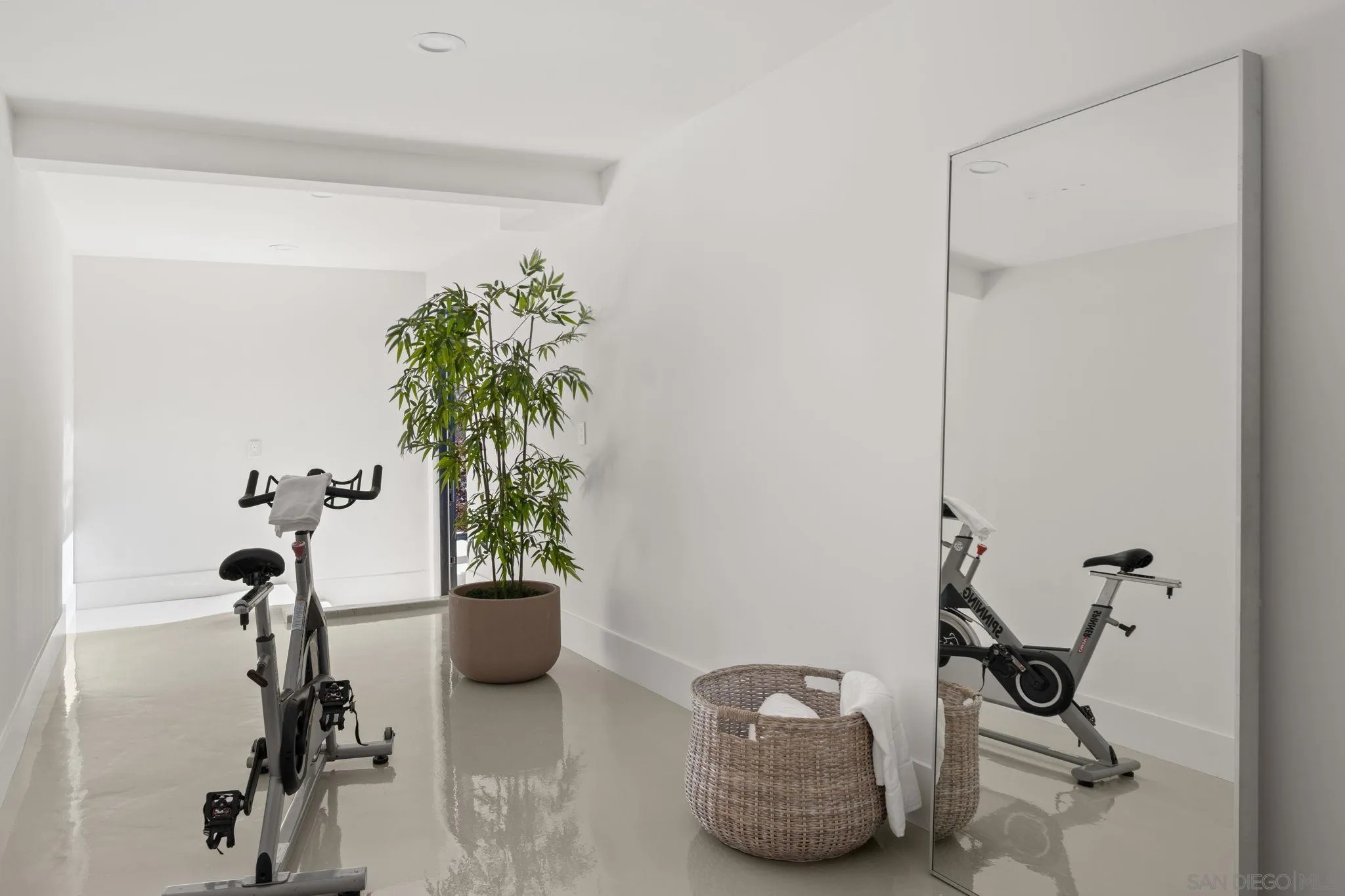 6067 Paseo Valencia
