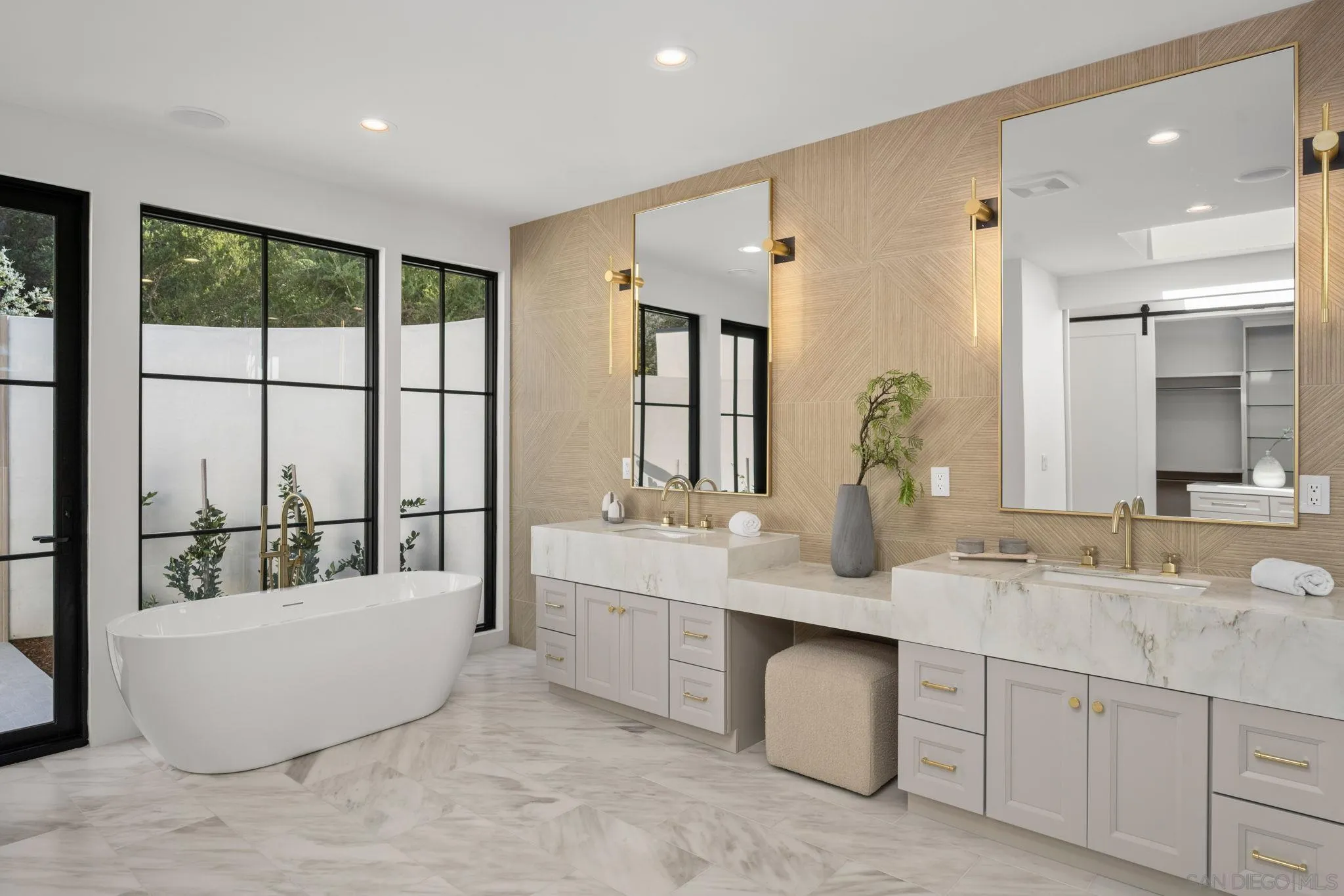 6067 Paseo Valencia