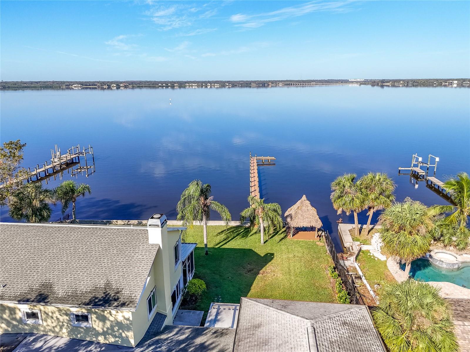 412 SHORE DR E