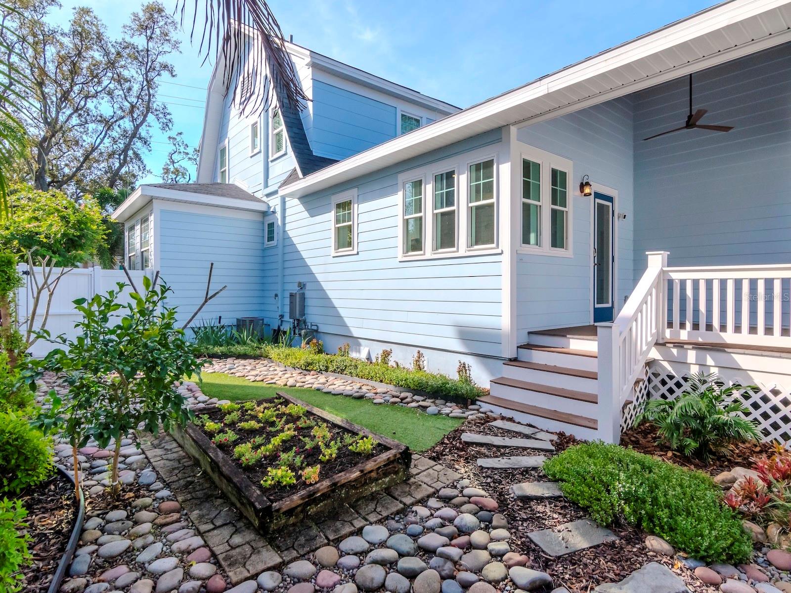 207 28TH AVE N