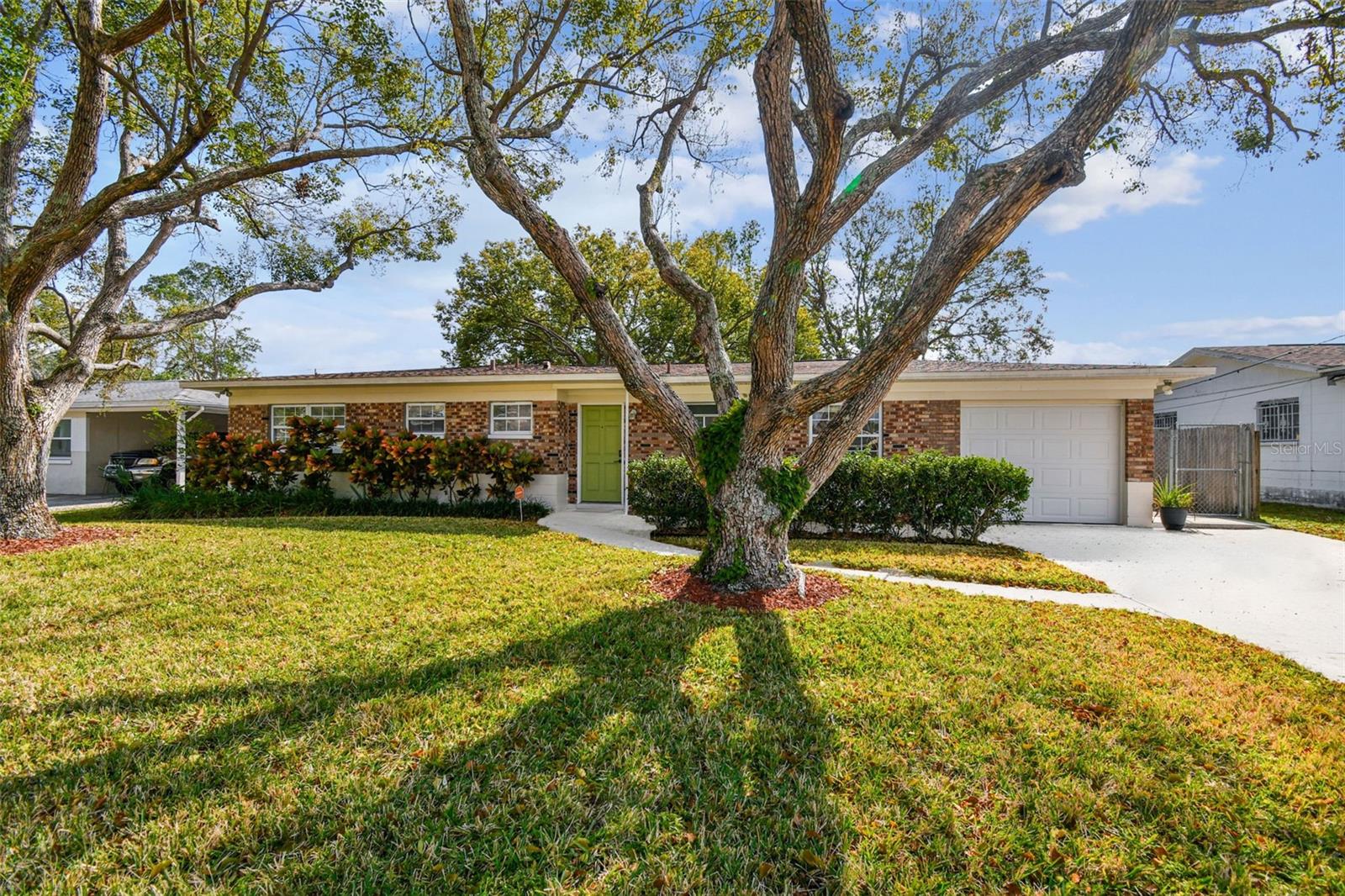2118 W ERNA DR