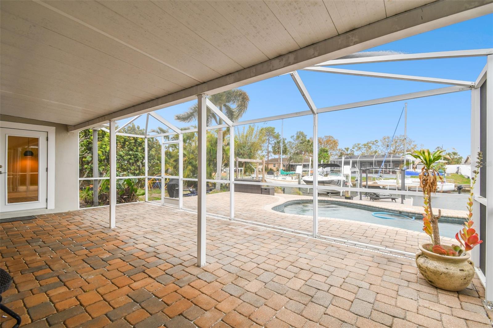 8448 FLAGSTONE DR