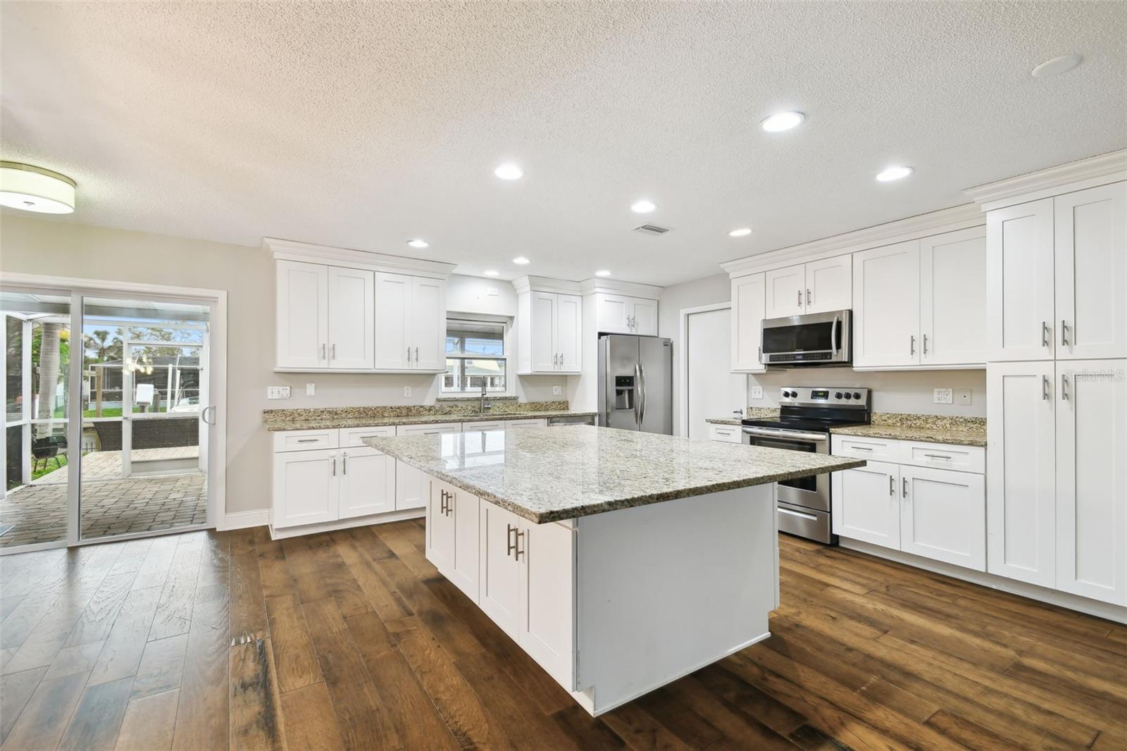 8448 FLAGSTONE DR