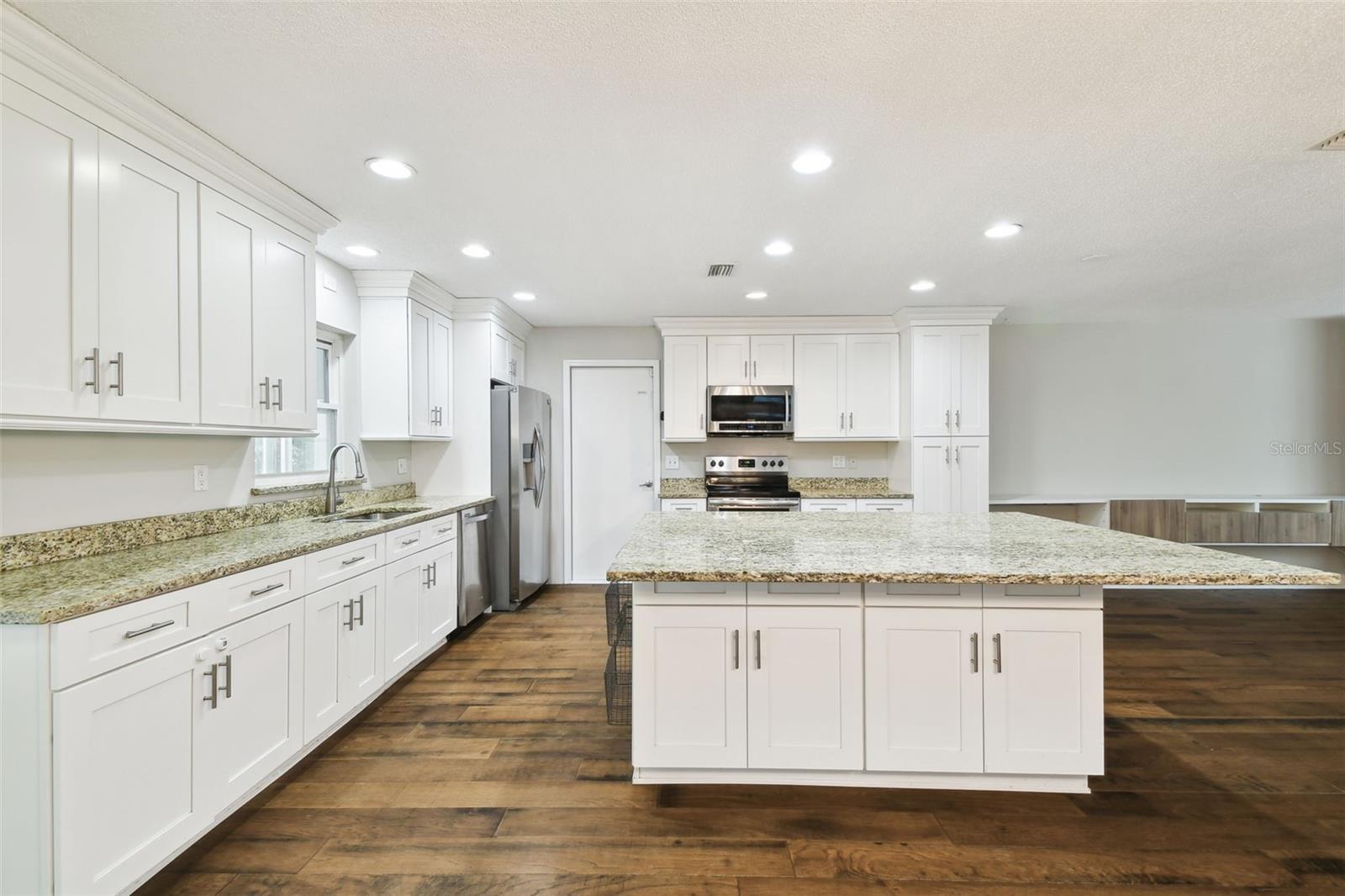 8448 FLAGSTONE DR