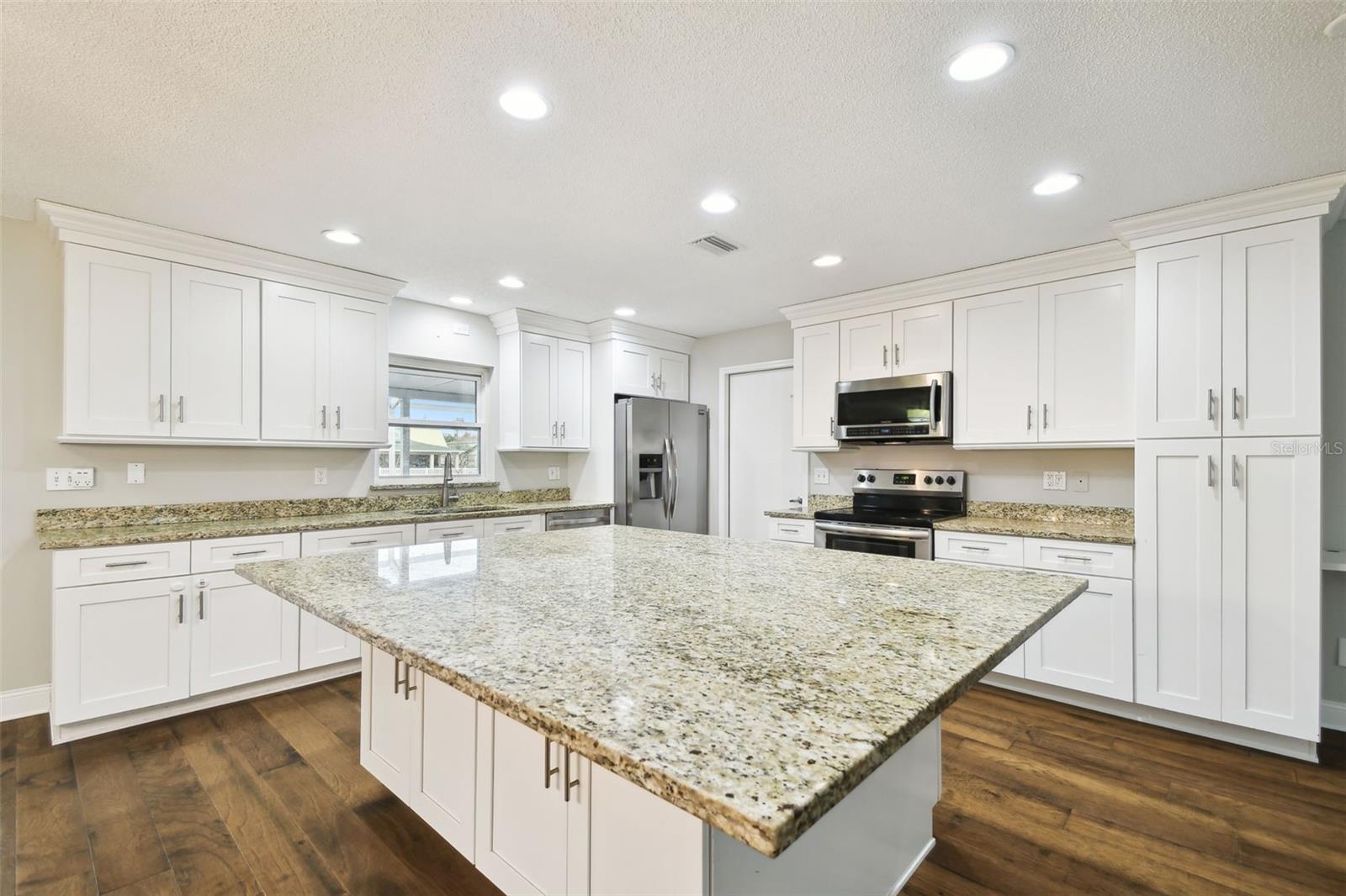 8448 FLAGSTONE DR