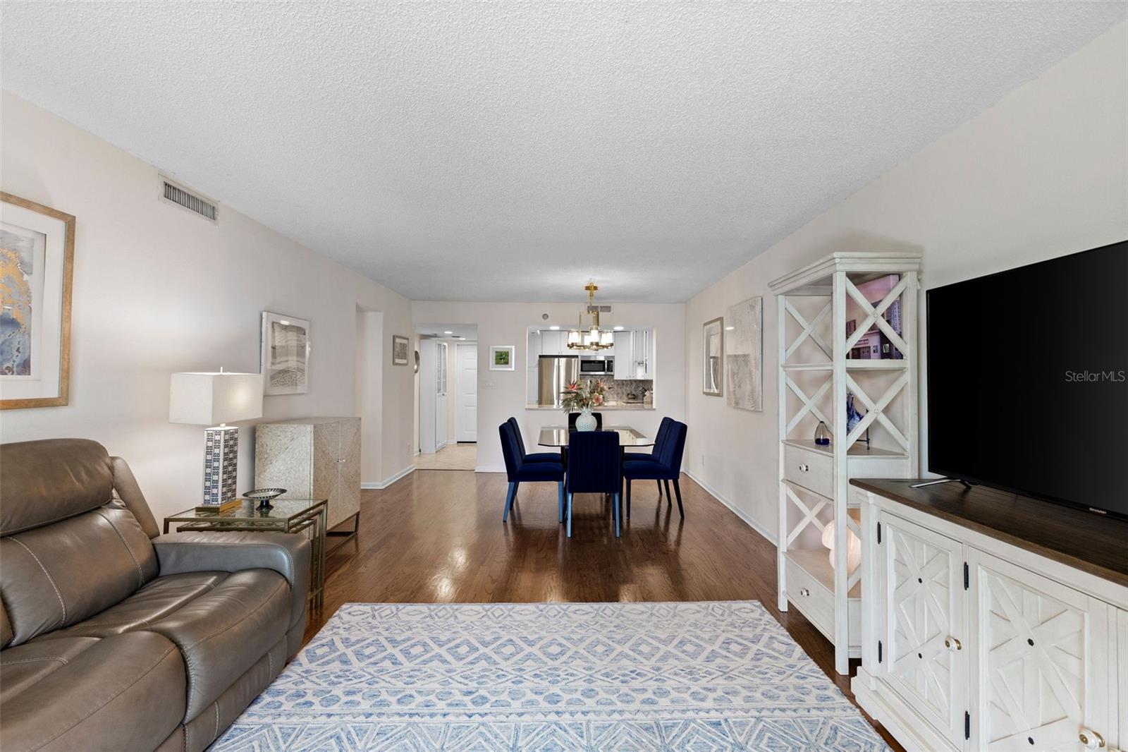 201 W LAUREL ST #702
