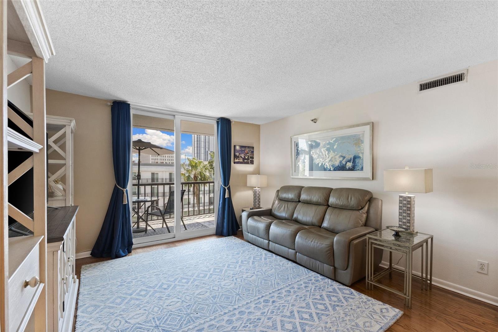 201 W LAUREL ST #702