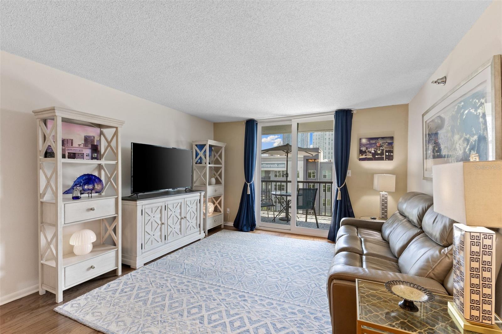 201 W LAUREL ST #702