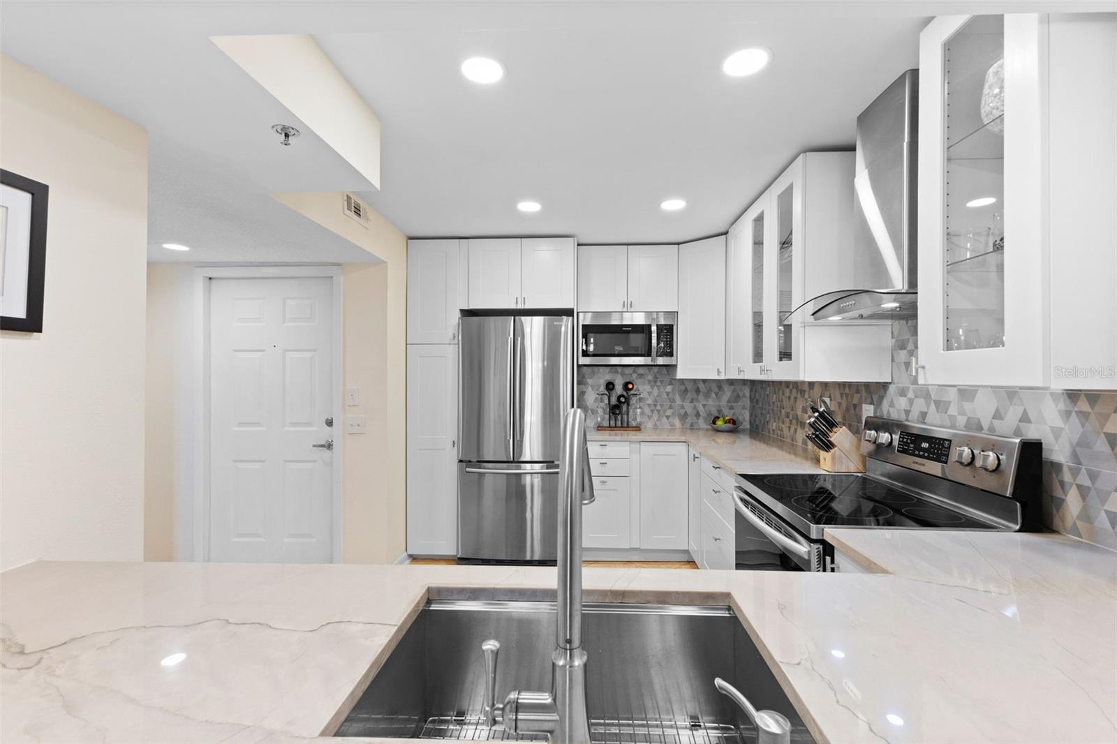 201 W LAUREL ST #702