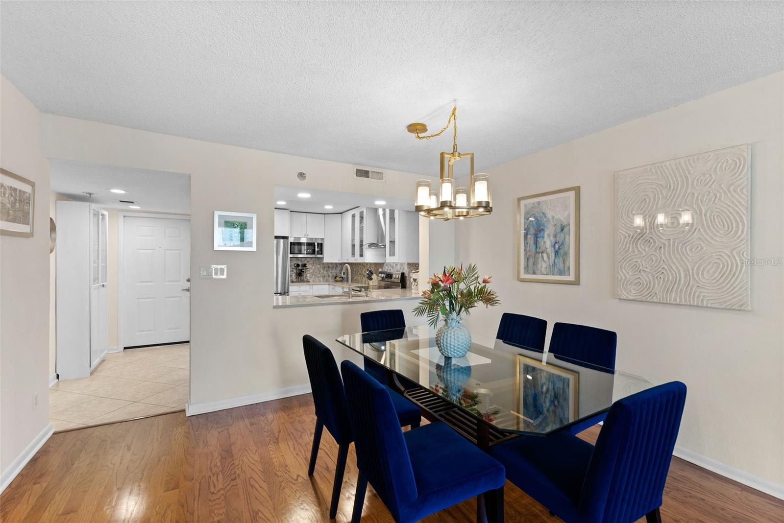 201 W LAUREL ST #702