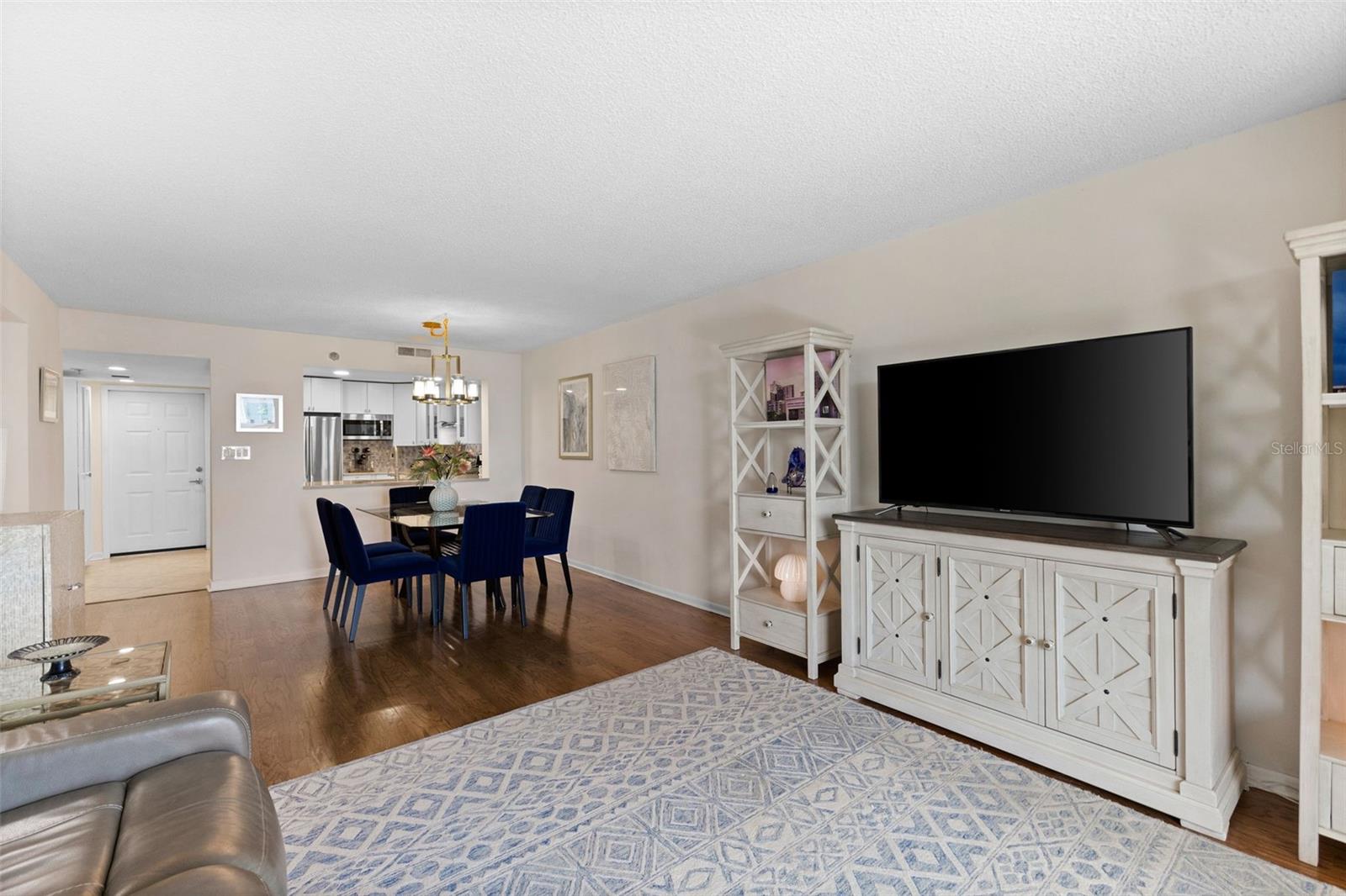 201 W LAUREL ST #702