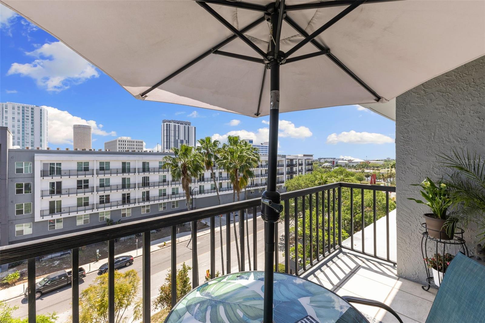 201 W LAUREL ST #702