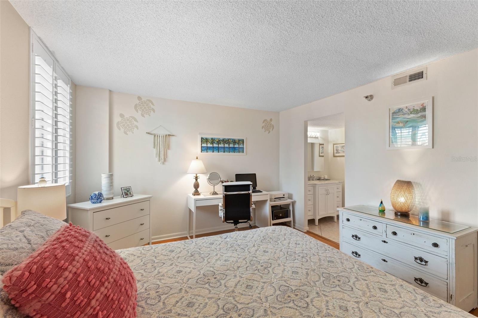 201 W LAUREL ST #702