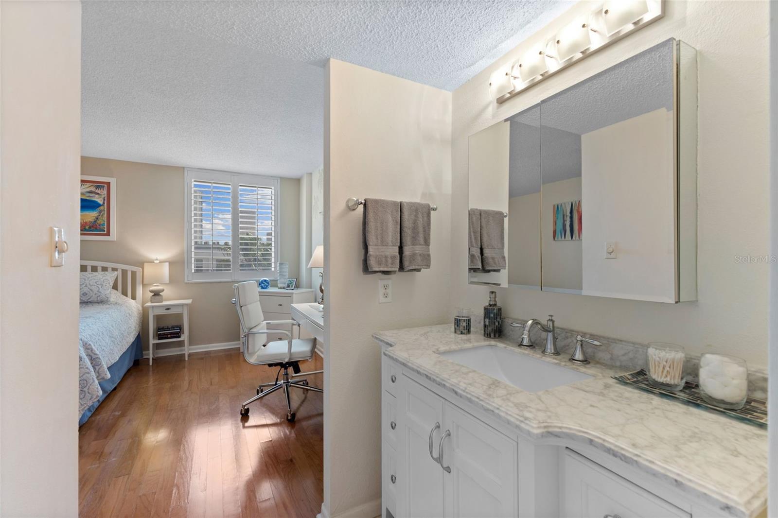 201 W LAUREL ST #702