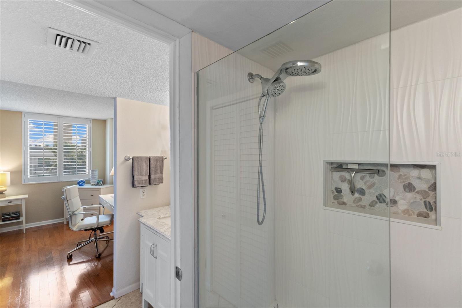 201 W LAUREL ST #702
