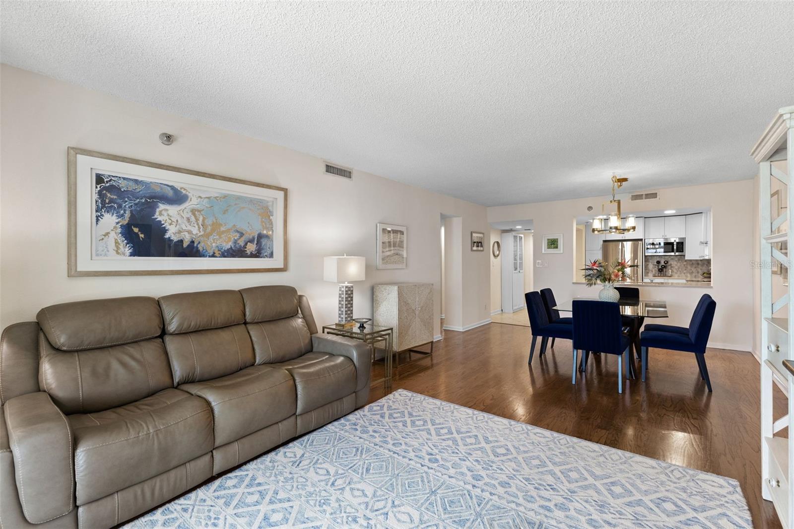 201 W LAUREL ST #702